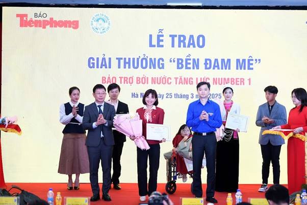 Ban tổ chức trao giải thưởng “Bền Đam Mê” cho vận động viên Nguyễn Thị Oanh