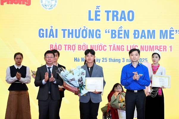Vận động viên Nguyễn Minh Anh nhận giải thưởng “Bền Đam Mê”