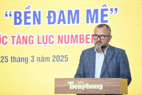 Ông Andrzej Tomasz Bialasiewicz - Tổng Giám đốc Marketing Công ty TNHH SX-TM-DV Number One phát biểu tại lễ trao giải