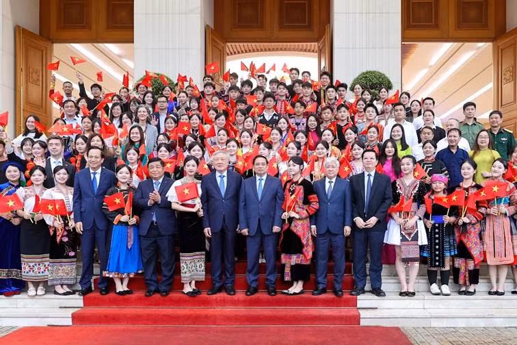 Thủ tướng Phạm Minh Chính và các đồng chí lãnh đạo Đảng, Nhà nước chụp ảnh cùng các đại biểu tham dự Hội nghị
