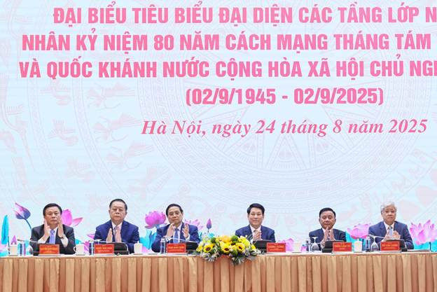Các đồng chí lãnh đạo Đảng, Nhà nước, Mặt trận Tổ quốc Việt Nam dự và chủ trì hội nghị.