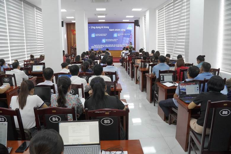 Hơn 100 cán bộ địa phương tham dự buổi tập huấn