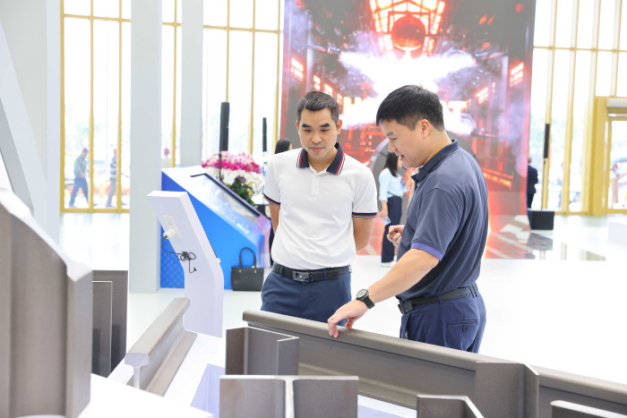 Nhiều khách hàng quan tâm tới sản phẩm thép ray, thép hình của Hòa Phát trưng bày tại triển lãm