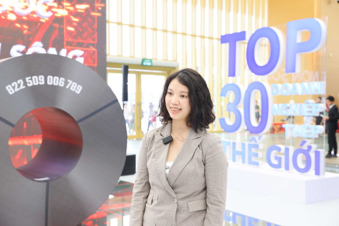 Chị Nguyễn Thu Huyền, Giám đốc kinh doanh Văn phòng đại diện GS Global Corp ấn tượng với hệ thống các sản phẩm thép trưng bày của Hòa Phát