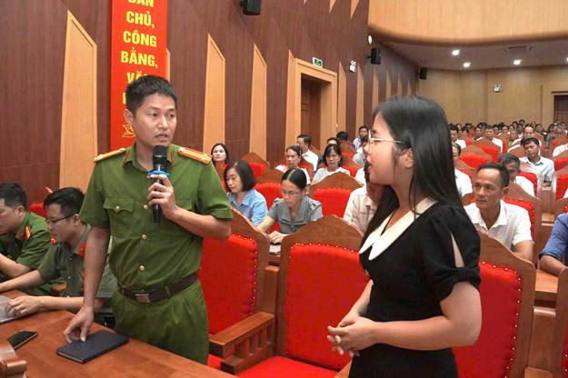 Bà Nguyễn Thị Ngọc Châm – Giám đốc Công ty Cổ phần IGB Media trực tiếp hướng dẫn tại buổi Tập huấn