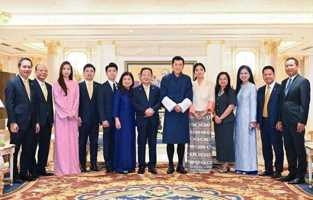 Quốc vương Bhutan cùng Hoàng hậu chụp ảnh lưu niệm cùng lãnh đạo Tập đoàn T&amp;T Group và Ngân hàng SHB
