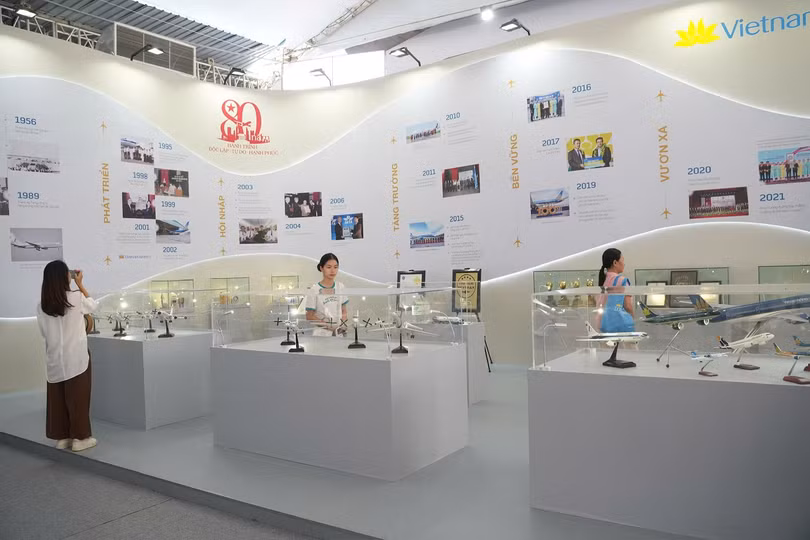2. Tính đến hết ngày 15_9, không gian trưng bày “Khát vọng bầu trời” của Vietnam Airlines đón hơn 900.000 lượt khách, từ các đoàn đại biểu cấp cao đến đông đảo người dân.jpg