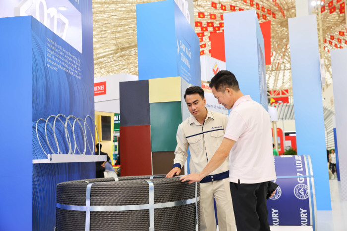 Giới thiệu với khách tham quan gian hàng về sản phẩm thép dự ứng lực của Hòa Phát