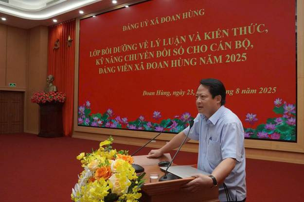 Đồng chí Nguyễn Văn Vấn – Bí thư Đảng uỷ, Chủ tịch HĐND xã Đoan Hùng phát biểu tại chương trình