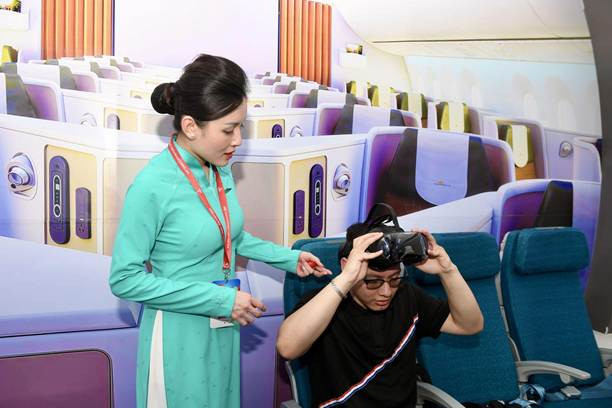 Tại khoang hành khách mô phỏng máy bay thân rộng, khách tham quan có thể trải nghiệm dịch vụ Internet trên không, mới được Vietnam Airlines giới thiệu trên dòng Airbus A350, cùng hệ thống giải trí hiện đại, ghế ngồi tiện nghi và công nghệ thực tế ảo. Khu vực này giúp công chúng hình dung rõ hơn dịch vụ với chất lượng đẳng cấp của Vietnam Airlines trên bầu trời.