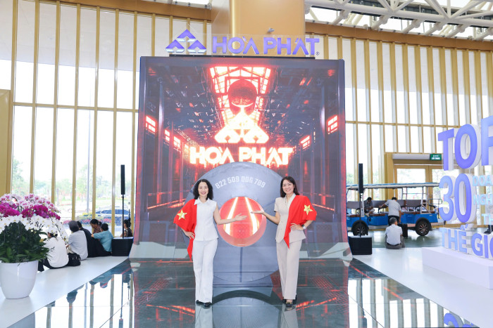 Hai Phó Giám đốc Công ty Thép Hòa Phát Dung Quất - chị Nguyễn Thị Tố Hoài (bên trái) và chị Vương Ngọc Linh checkin cạnh cuộn HRC tại gian hàng