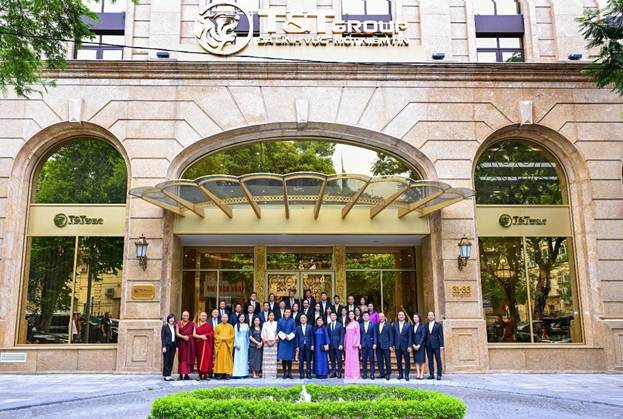 Quốc vương Bhutan cùng Hoàng hậu và đoàn đại biểu cấp cao Bhutan chụp ảnh lưu niệm cùng lãnh đạo Tập đoàn T&amp;T Group và Ngân hàng SHB