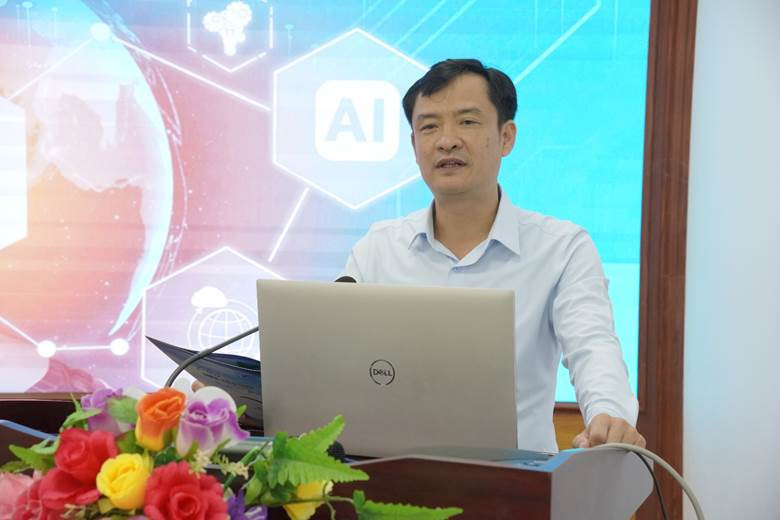 Đồng chí Nguyễn Đạt Long – Phó Bí thư Đảng uỷ, Chủ tịch UBND phường Mường Lay phát biểu khai mạc buổi tập huấn