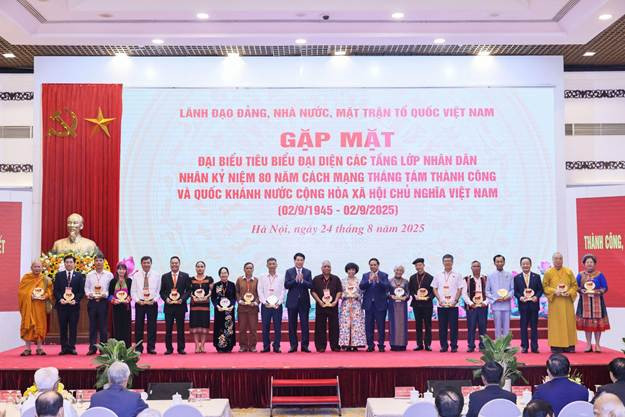 Lãnh đạo Đảng, Nhà nước trao tặng biểu trưng kỷ niệm và quà cho doanh nhân Đỗ Quang Hiển (thứ 3 từ bên phải qua) cùng các đại biểu có những thành tích xuất sắc trong công tác an sinh xã hội, hỗ trợ cộng đồng.