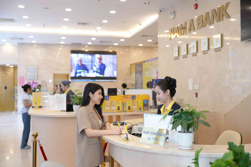 Khách hàng giao dịch tại Nam A Bank.