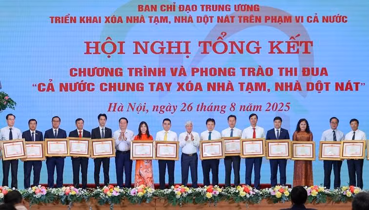 Đồng chí Đỗ Đức Thành, Phó Tổng Giám đốc Agribank (thứ sáu từ phải sang) nhận Bằng khen của Thủ tướng Chính phủ cho tập thể có thành tích xuất sắc trong Phong trào thi đua “Cả nước chung tay xóa nhà tạm, nhà dột nát”