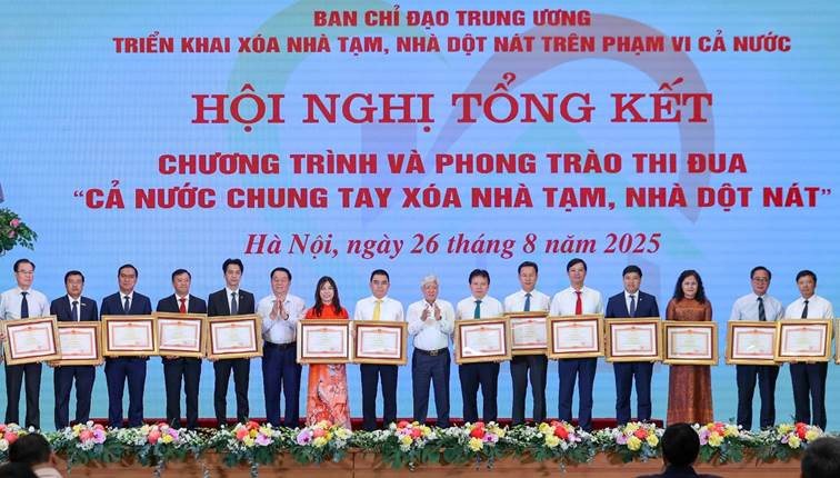 Đồng chí Đỗ Đức Thành, Phó Tổng Giám đốc Agribank (thứ sáu từ phải sang) nhận Bằng khen của Thủ tướng Chính phủ cho tập thể có thành tích xuất sắc trong Phong trào thi đua “Cả nước chung tay xóa nhà tạm, nhà dột nát”