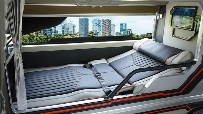 Thiết kế giường nằm, nhiều tiện ích trong cabin mẫu Mercedes-Benz Montero SL
