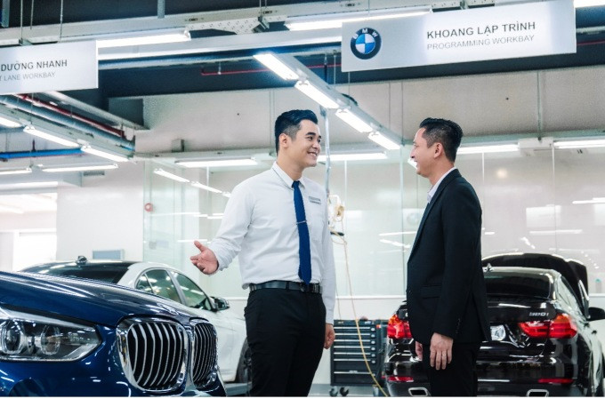 Chuyên viên BMW Việt Nam (áo trắng) tư vấn gói BMW Value Service cho người dùng