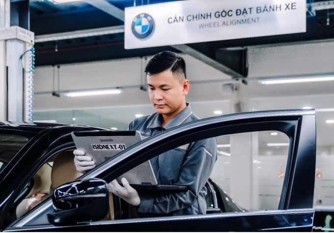 Chuyên viên kỹ thuật BMW kiểm tra xe cho người dùng