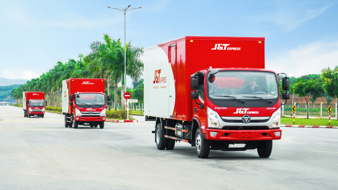 Các xe Thaco được dán nhãn hiệu J&amp;T Express để phục vụ vận chuyển. Ảnh: Thaco Auto