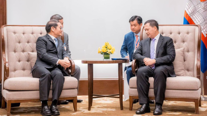 Chủ tịch Hội đồng quản trị Thaco Trần Bá Dương (trái) gặp gỡ và trao đổi với Thủ tướng Campuchia Samdech Moha Bovor Thipadei Hun Manet. Ảnh: Thaco Agri