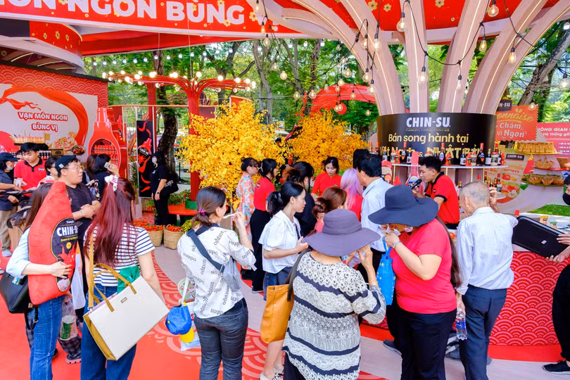 Đông đảo khách tham quan tại gian hàng CHIN-SU.jpg