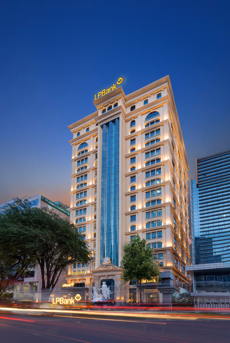 Ảnh 2_bai 2_toa nha doc copy.jpg