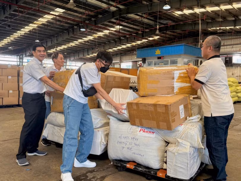 Trong đợt vận chuyển miễn phí hàng hóa hỗ trợ trước đó, tính đến ngày 20_11, hơn 29 tấn nhu yếu phẩm, thuốc men, quần áo và các vật dụng thiết yếu đã được Vietnam Airlines chuyển tới đồng bào vùng mưa lũ tại các đi.jpg