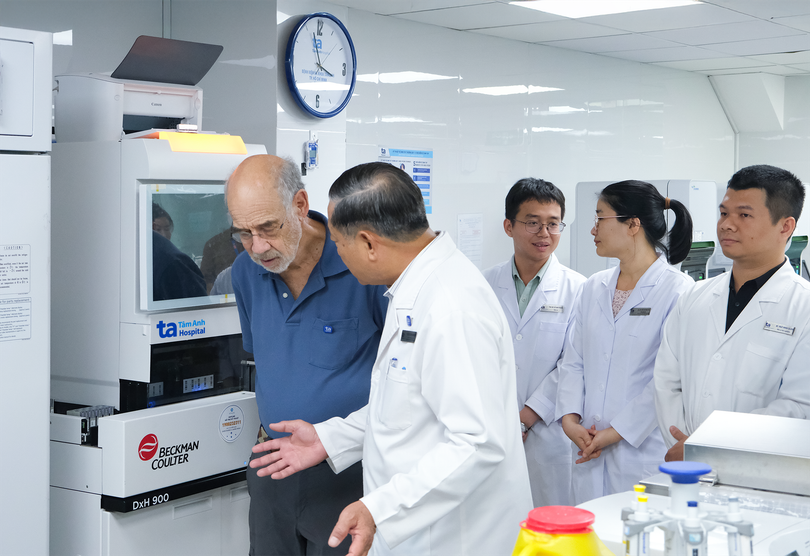 Giáo sư Harry B. Greenberg, “cha đẻ” của vắc xin Rota thế hệ đầu tiên, Cố vấn Viện Nghiên cứu Vi sinh và Chống dịch Stanford (áo xanh) trực tiếp thăm và làm việc tại Trung tâm Xét nghiệm đạt chuẩn ISO 15189_2012 tạ.png