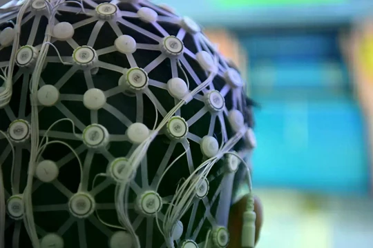 Khách tham quan trải nghiệm thiết bị giao diện não-máy tính tại Hội nghị Đổi mới và Phát triển Giao diện Não-Máy tính (BCI) vào ngày 24/1 tại Trung Quốc. Ảnh: Getty.