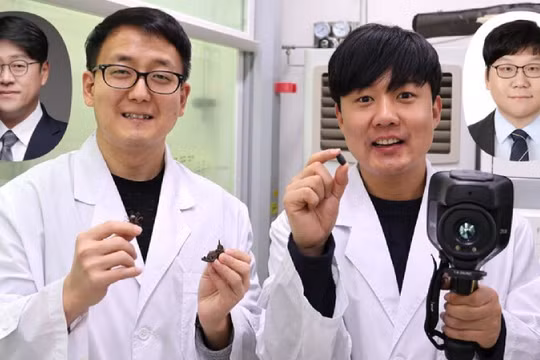 Từ bên trái: Giáo sư Yong Seok Kim (Đại học Sejong), Tiến sĩ Dong-Gyun Kim (KRICT), Tiến sĩ Jae Hyuk Hwang (Nghiên cứu sinh sau tiến sĩ) và Giáo sư Jeong Jae Wie (Đại học Hanyang). Ảnh: IE.