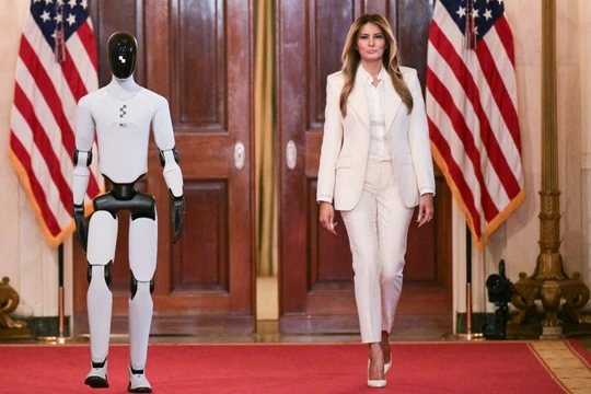 Robot nhân hình cùng sải bước với bà Melania Trump tại Hội nghị Thượng đỉnh AI diễn ra ở Nhà Trắng, Washington, D.C. Ảnh: Getty
