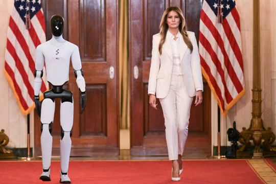 Robot nhân hình cùng sải bước với bà Melania Trump tại Hội nghị Thượng đỉnh AI diễn ra ở Nhà Trắng, Washington, D.C. Ảnh: Getty
