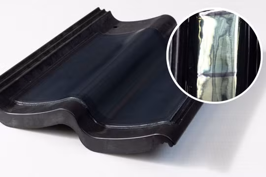 Hợp tác cùng ASAT B.V., các nhà khoa học đã đưa module mặt trời perovskite dẻo lên mái ngói composite dạng cong. Ảnh: TNO.