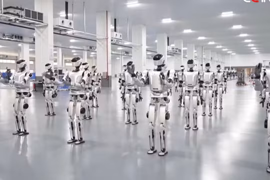 Cứ 30 phút, nhà máy mới tại Quảng Đông lại sản xuất xong một robot nhân hình, mở ra giai đoạn sản xuất đại trà quy mô lớn. Ảnh: IE.