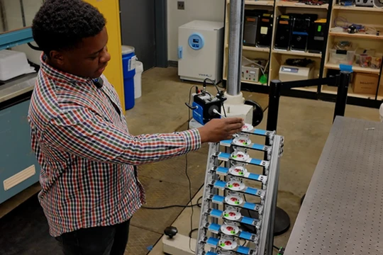 Các nhà khoa học chế tạo "tia kéo" âm thanh để điều khiển độ cứng của vật liệu. Ảnh: IE