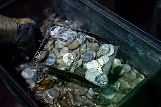 Những đồng tiền bạc được ghi hình ngay trước khi được đem đi nung chảy để sản xuất bạc thỏi tại Nhà máy Luyện kim Vàng và Bạc Áo ở Vienna. Ảnh: Getty