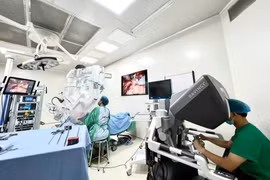 Bệnh viện K phẫu thuật điều trị ung thư tuyến giáp cho người bệnh bằng robot Davinci Xi. Ảnh: Vietnam+.
