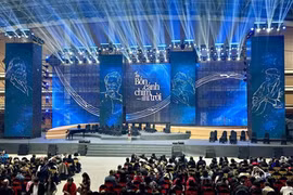 Nhiều khán giả bức xúc khi Ban tổ chức bất ngờ thông báo show "Về đây bốn cánh chim trời" bị hoãn.