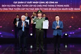 Cục Quản lý xuất nhập cảnh - Bộ Công an được trao giải thưởng năm 2024 với giải pháp “Dịch vụ công toàn trình cấp, cấp lại, sửa đổi, bổ sung Hộ chiếu phổ thông cho công dân Việt Nam và Dịch vụ công cấp thị thực điện tử theo đề nghị của người nước ngoài”. 