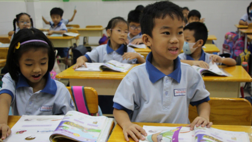 Bộ Giáo dục và Đào tạo cho rằng việc thống nhất SGK giúp ổn định chính sách học liệu quốc gia, tạo niềm tin, đồng thuận xã hội trong giáo dục phổ thông. 