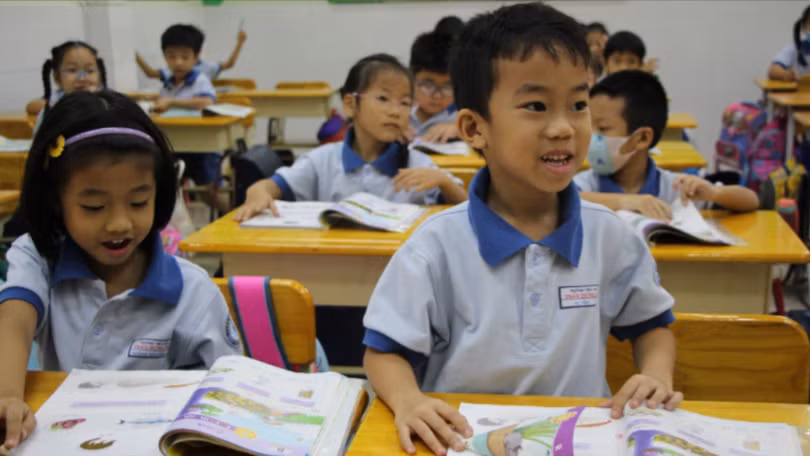 Bộ Giáo dục và Đào tạo cho rằng việc thống nhất SGK giúp ổn định chính sách học liệu quốc gia, tạo niềm tin, đồng thuận xã hội trong giáo dục phổ thông. 