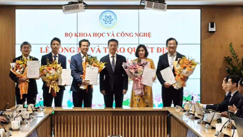 Bộ trưởng Khoa học và Công nghệ trao quyết định cho các cán bộ được bổ nhiệm.