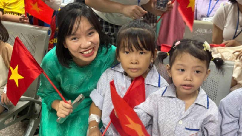 Cô Lê Thị Vân Hà cùng các bệnh nhi tại Viện Huyết học - Truyền máu Trung ương.