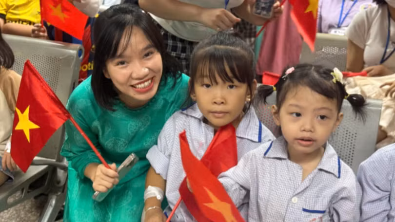 Cô Lê Thị Vân Hà cùng các bệnh nhi tại Viện Huyết học - Truyền máu Trung ương.