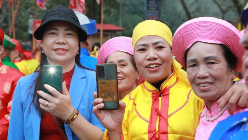 Công nghệ 5G Advanced giúp người dân livestream lễ hội, sự kiện đông người luôn ổn định, hình ảnh sắc nét, không gián đoạn dù lượng truy cập tăng cao.