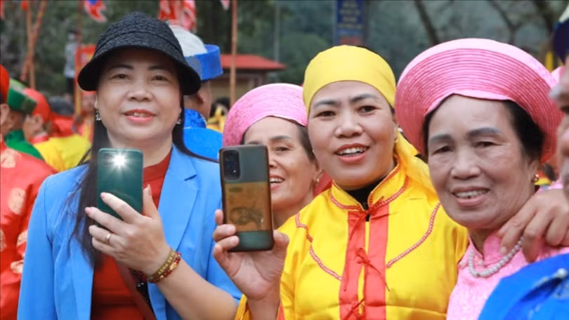 Công nghệ 5G Advanced giúp người dân livestream lễ hội, sự kiện đông người luôn ổn định, hình ảnh sắc nét, không gián đoạn dù lượng truy cập tăng cao.