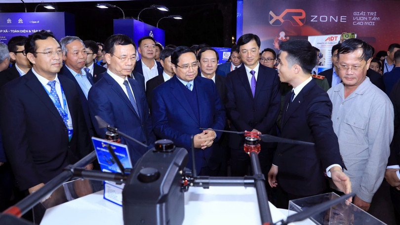 Thủ tướng Phạm Minh Chính tham quan khu trưng bày của CMC trong khuôn khổ Techfest Việt Nam 2025.