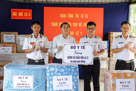 Những “chiến sĩ áo trắng” ở Trường Sa